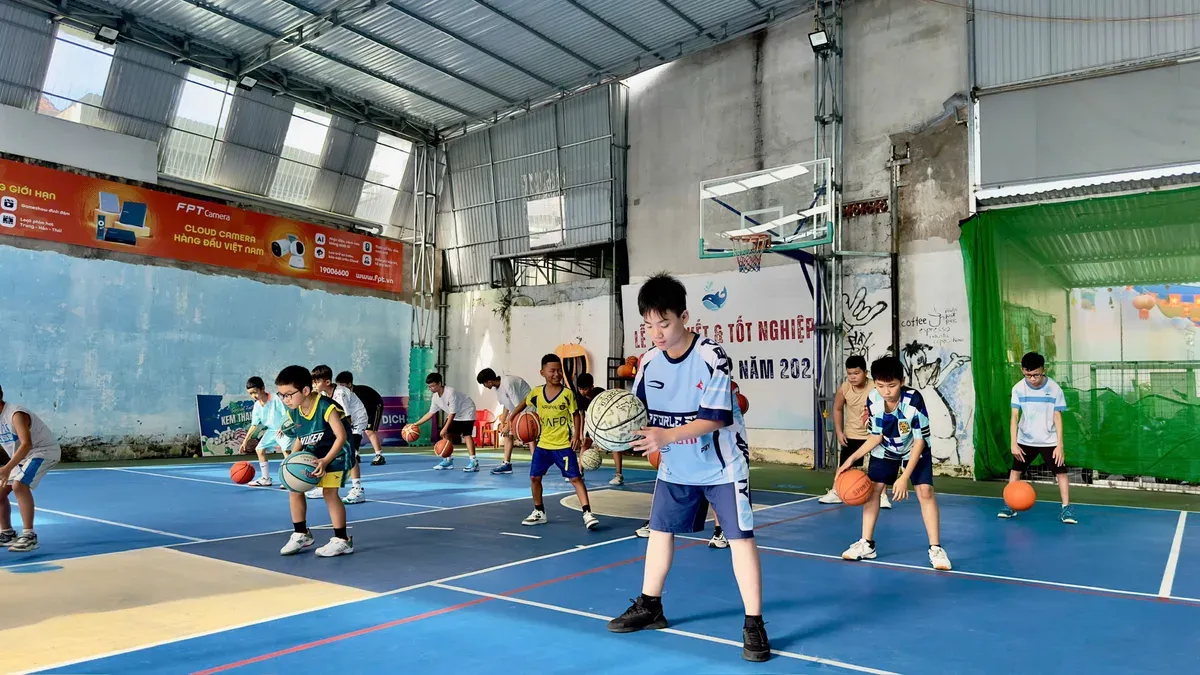 Lớp bóng rổ trẻ em tại sân trong nhà Cá Voi Xanh Kon Tum