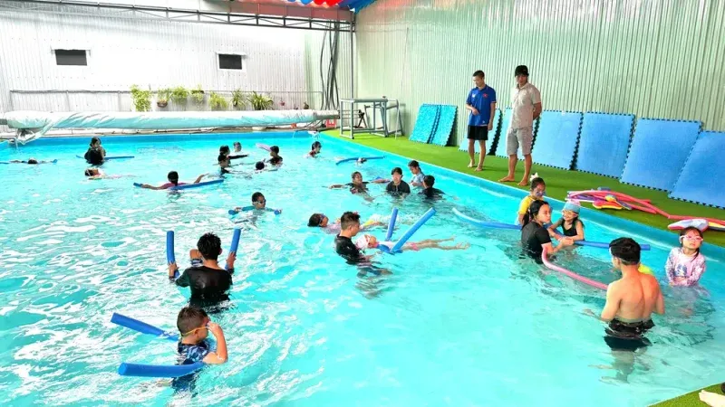 Lớp dạy bơi tại hồ bơi Cá Voi Xanh Kon Tum