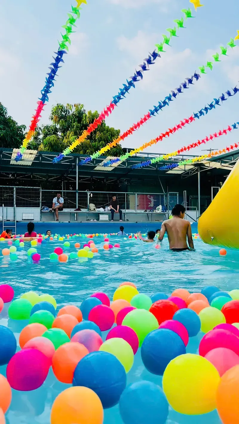 Hồ bơi đầy bóng màu sắc - Khu vui chơi nước an toàn